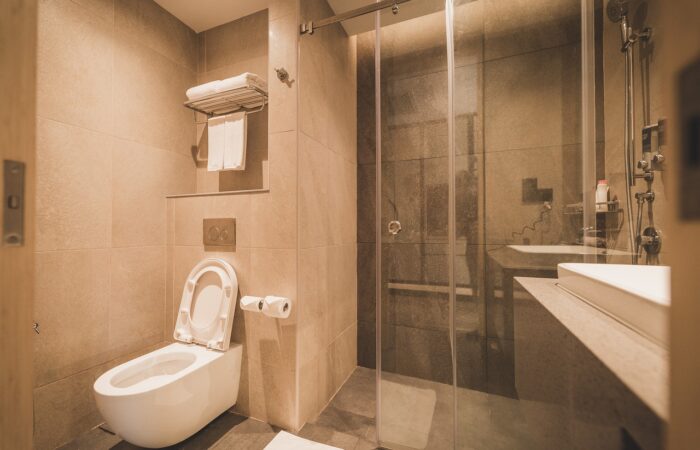 Créez_une_salle_de_bain_élégante_et_durable_avec_le_travertin